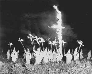 Ku Klan Klux queimando uma cruz
